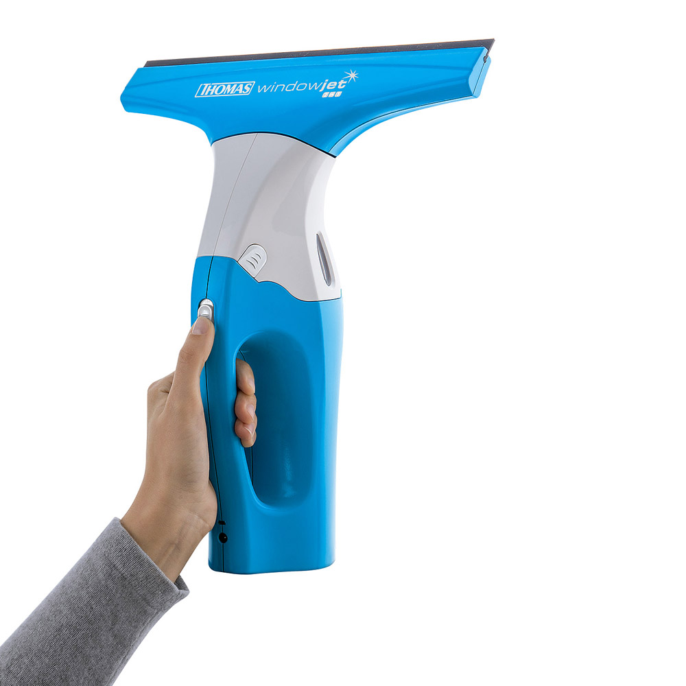 THOMAS Window Jet, прибор держит женская рука Оконный мини-пылесос THOMAS Window Jet, минимальный вес позволяет легко держать прибор в руке